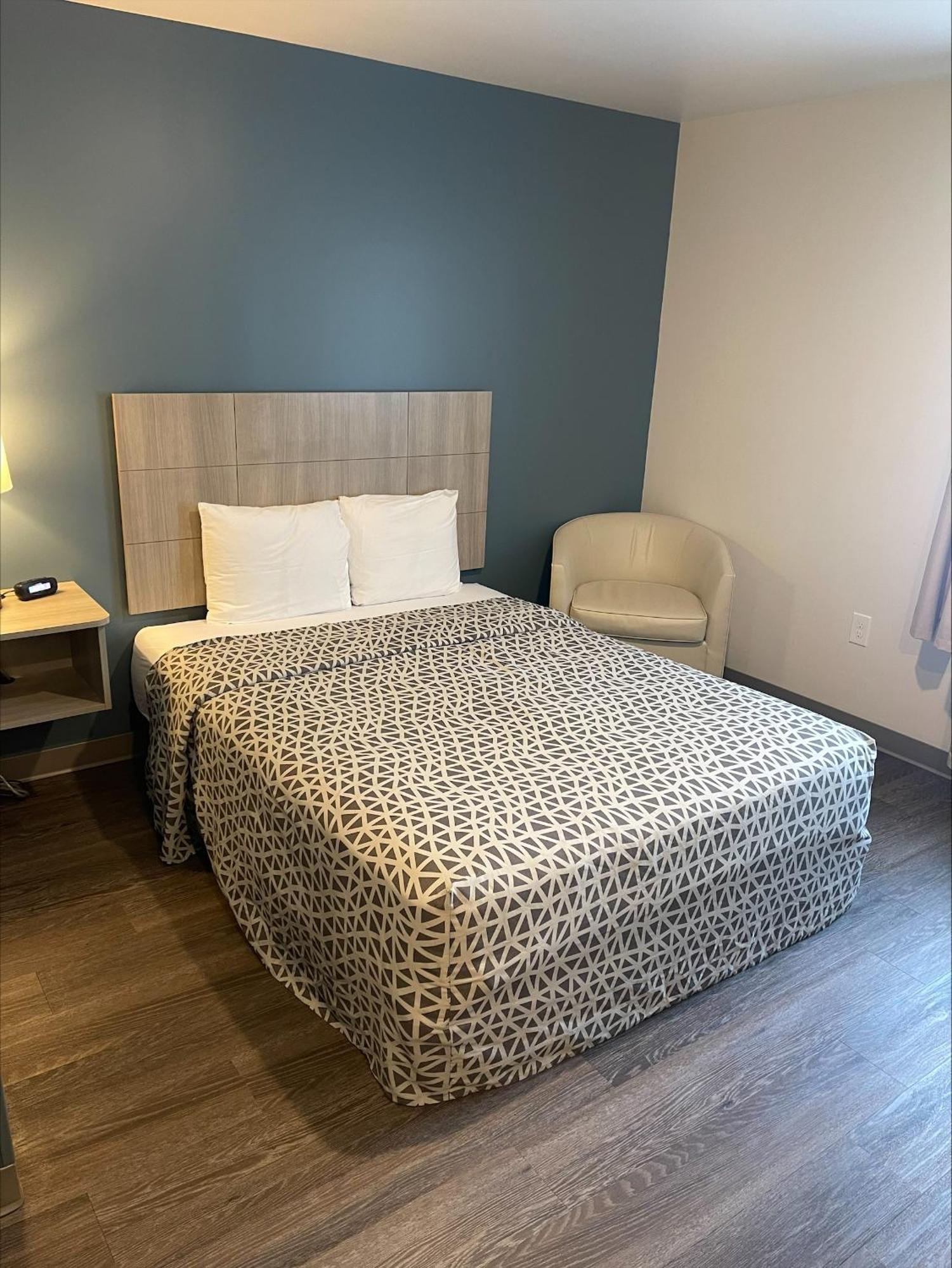 Woodspring Suites Grand Rapids Kentwood Cascade Room photo
